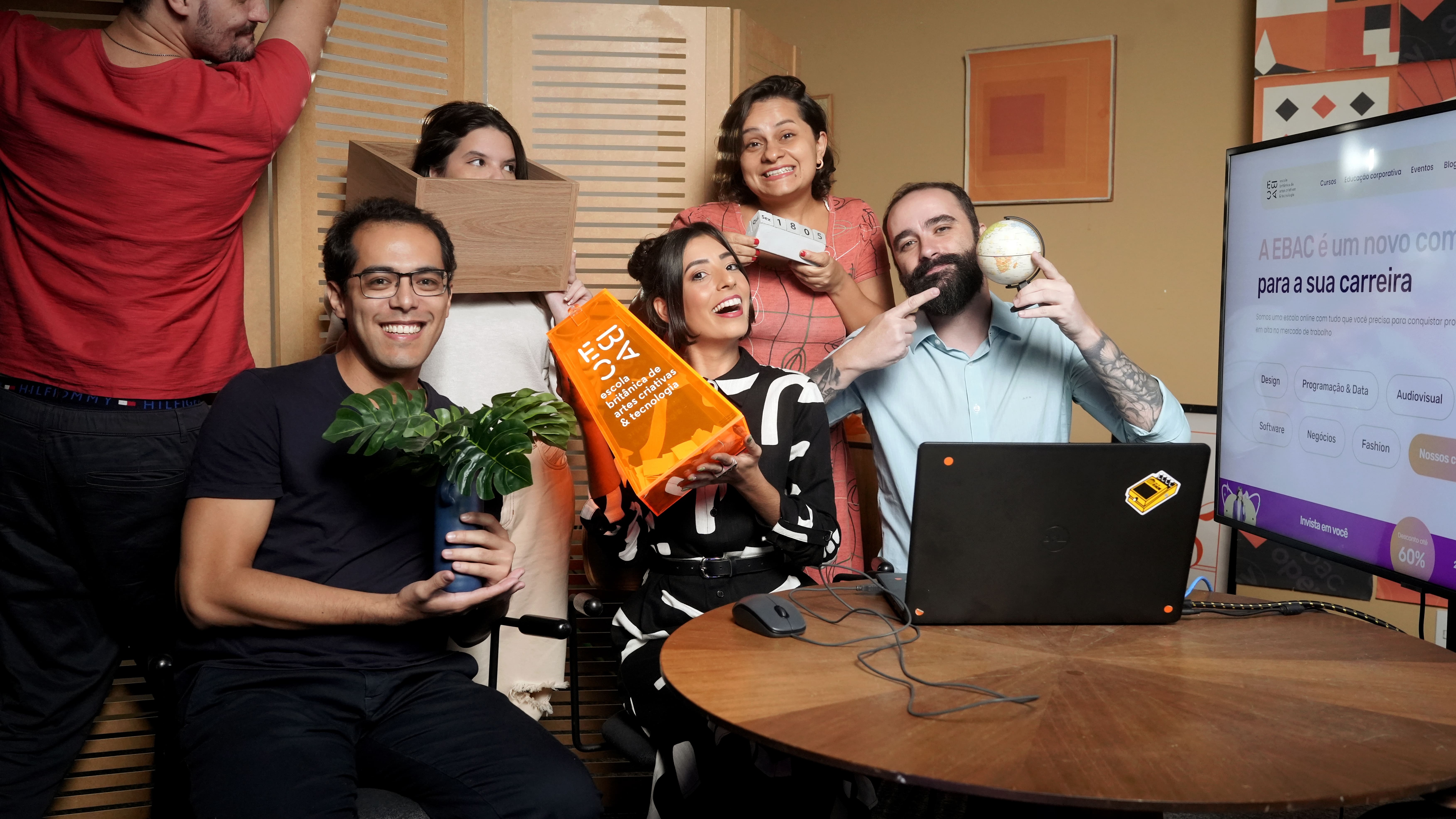 Criatividade em cena: porque se divertir também faz parte de produzir com qualidade.