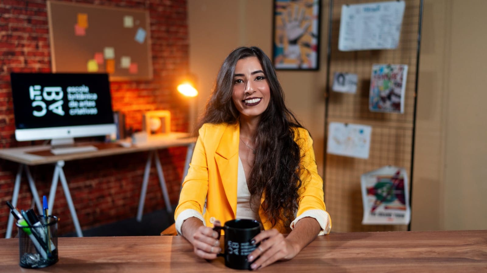 Mais do que conduzir um evento, eu construo um espaço de troca que aproxima pessoas e ideias.