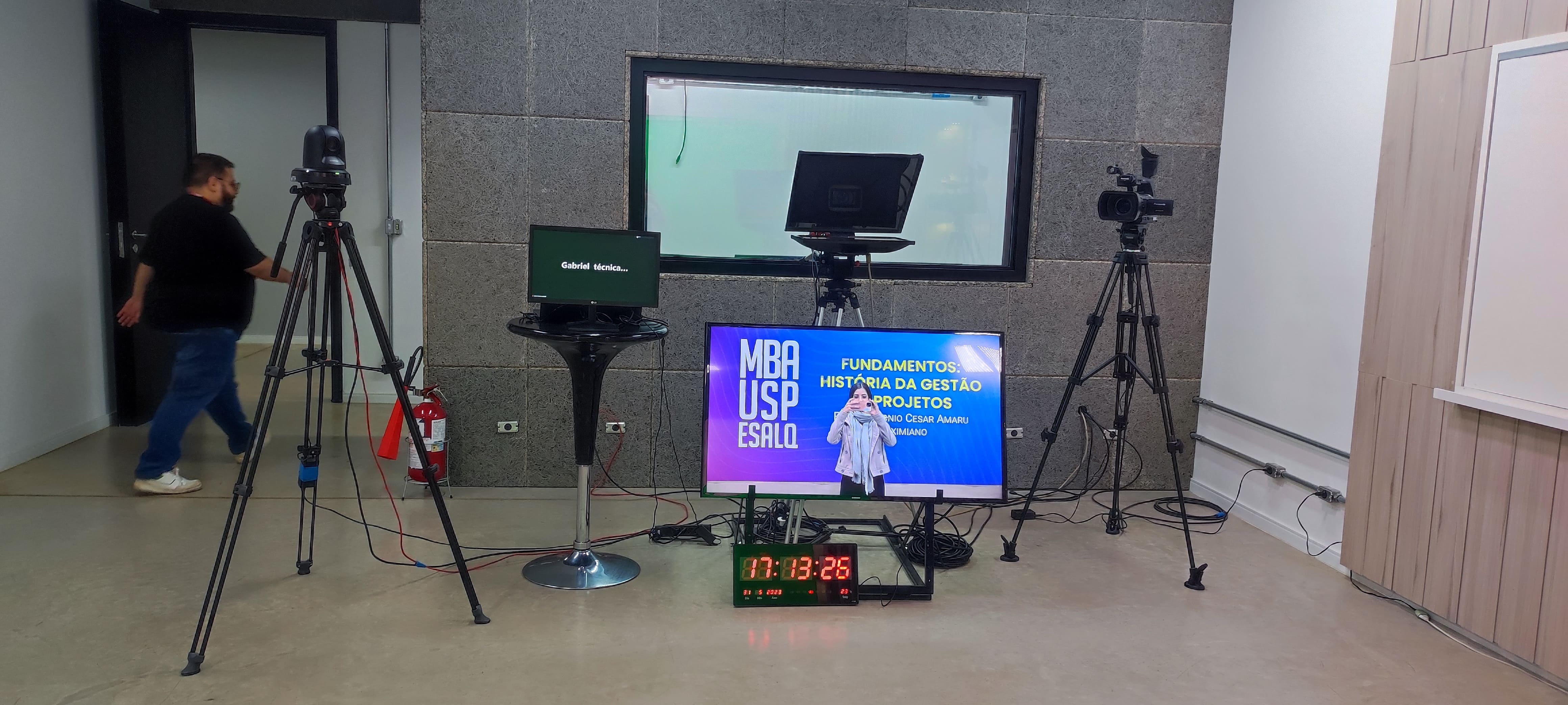 Tecnologia, dedicação e criatividade alinhadas para levar conteúdo de qualidade até os alunos.