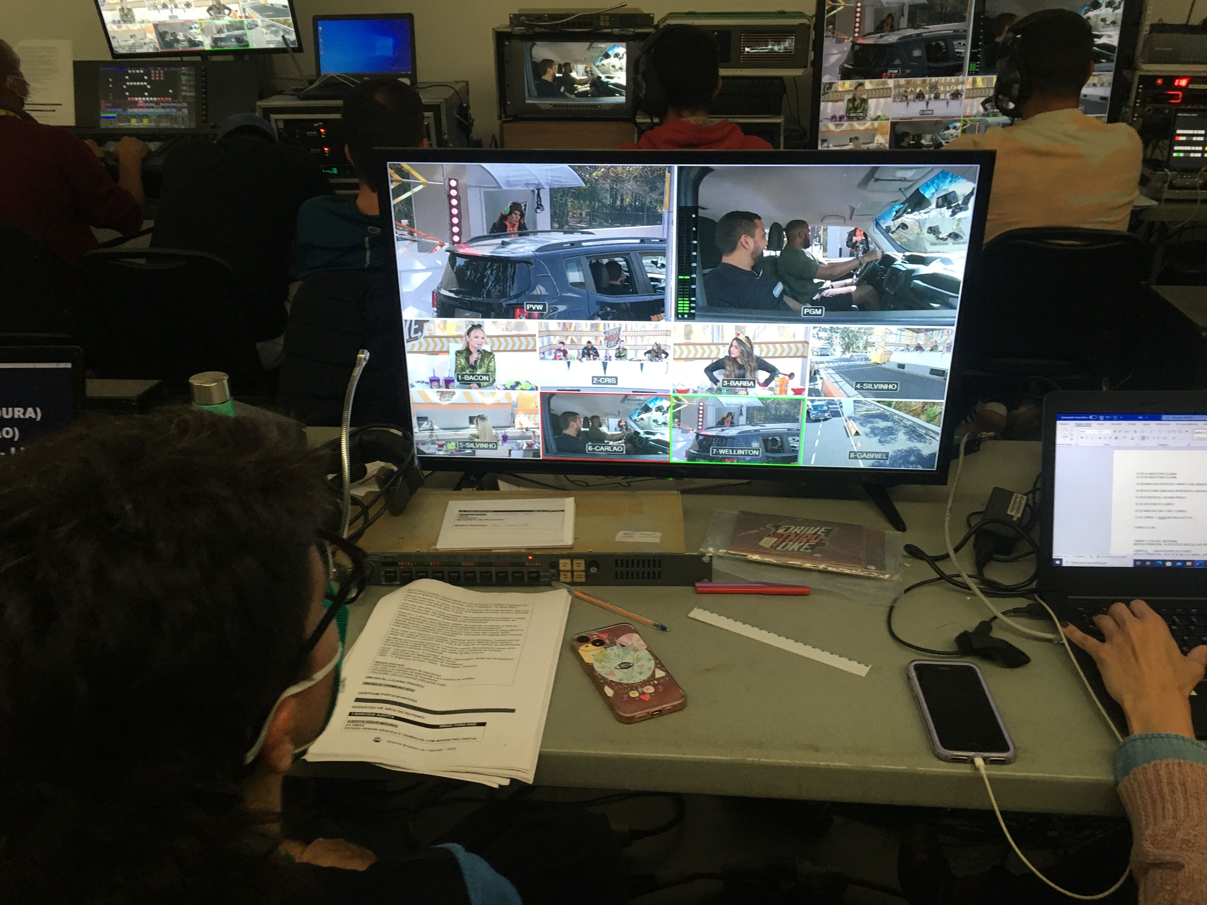 É nos bastidores que a magia acontece — cada botão, um comando de emoção..