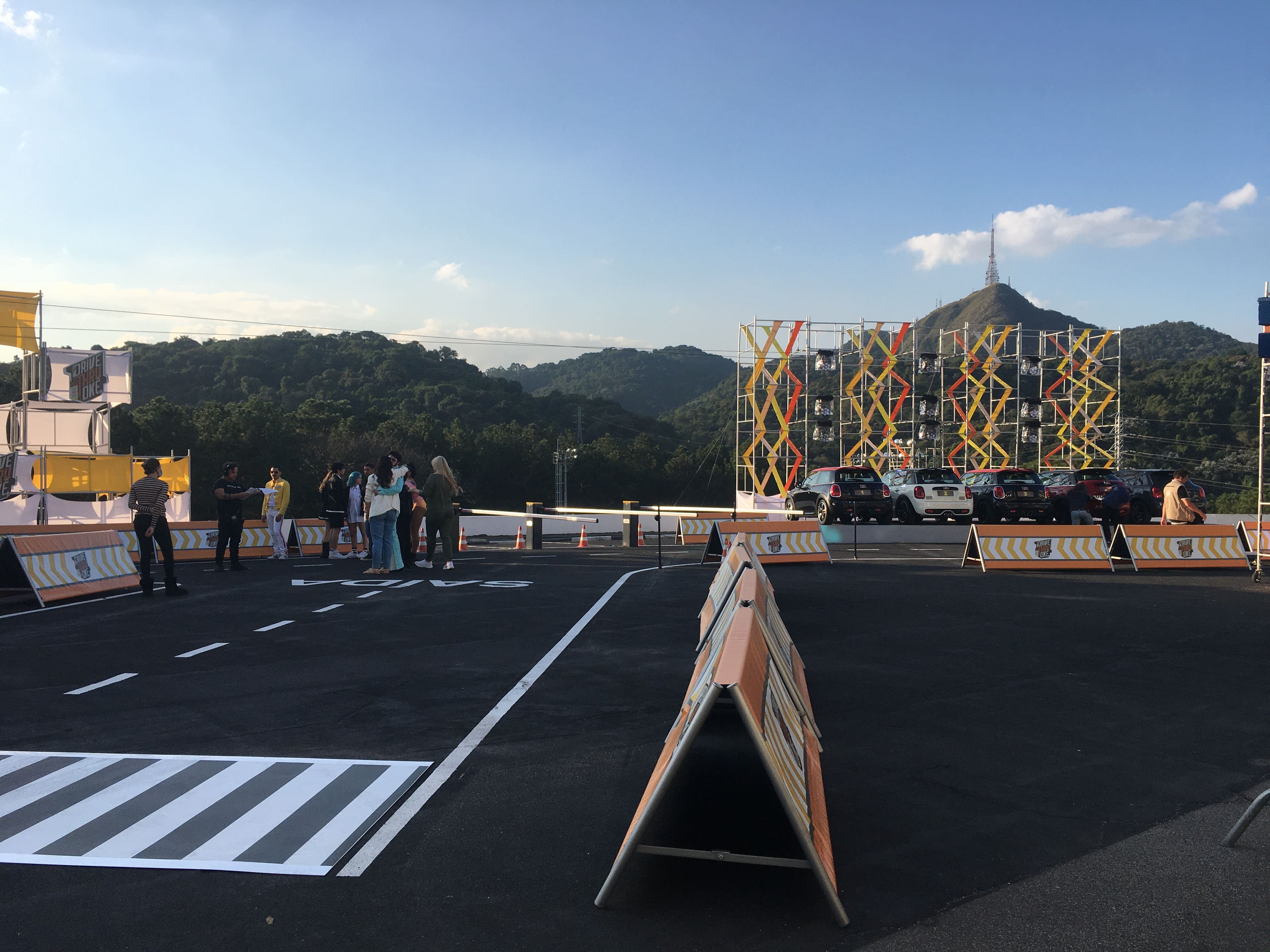Antes do show começar, o cenário já respira adrenalina.