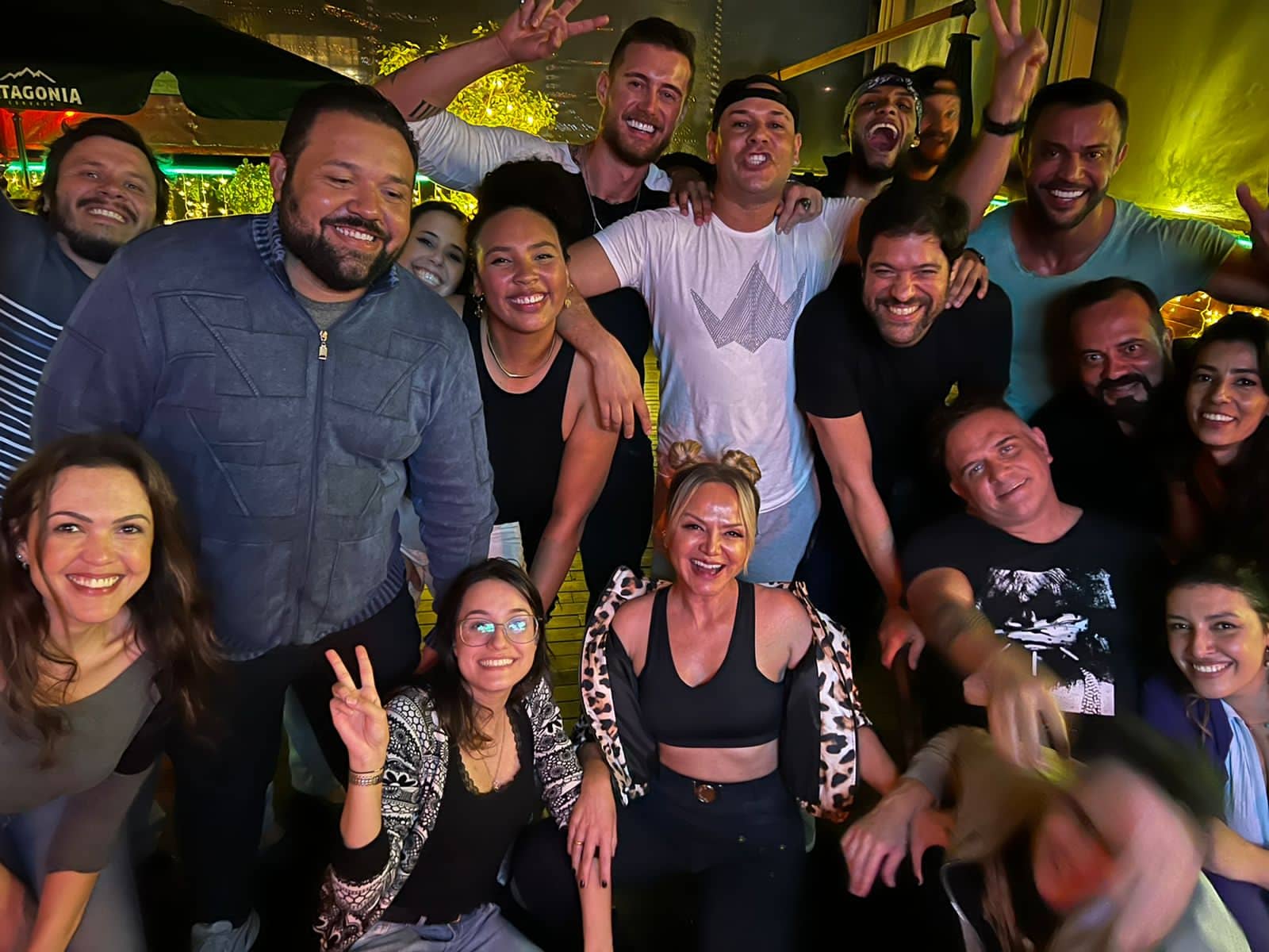 Mais que colegas, uma família de cena. Porque os bastidores também merecem holofotes!