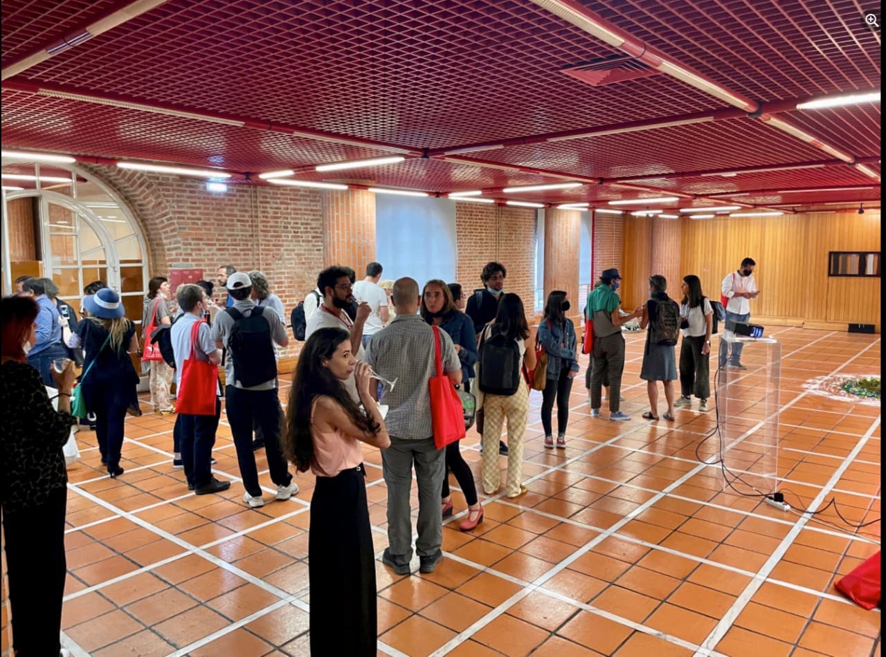 Ideias circulam, conexões se formam, porque inovação também nasce nos encontros..