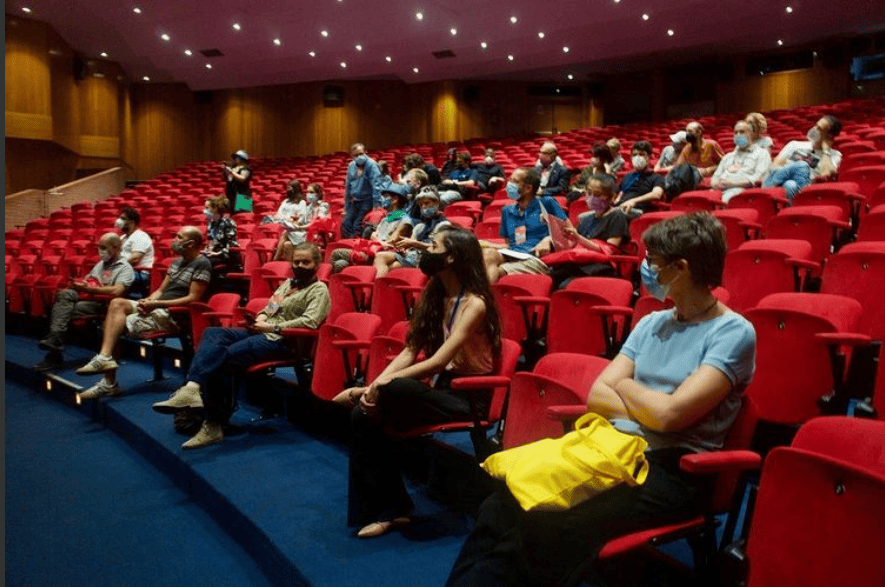 Olhares atentos e mentes abertas: uma plateia em busca de conhecimento e troca.