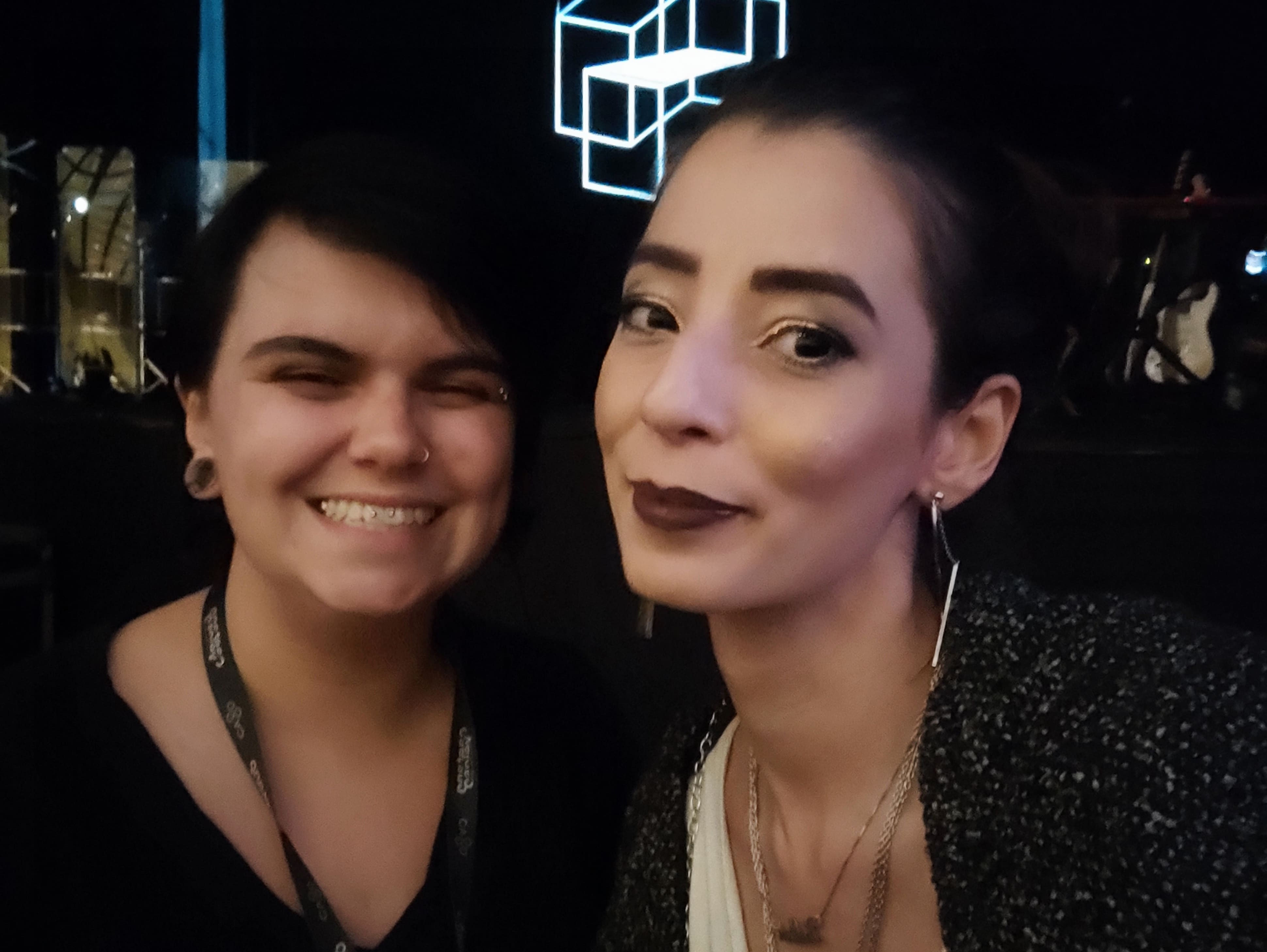 O brilho no olhar e o sorriso contagiante denunciam: essas duas almas já foram arrebatadas pela magia da música que ecoa atrás delas.