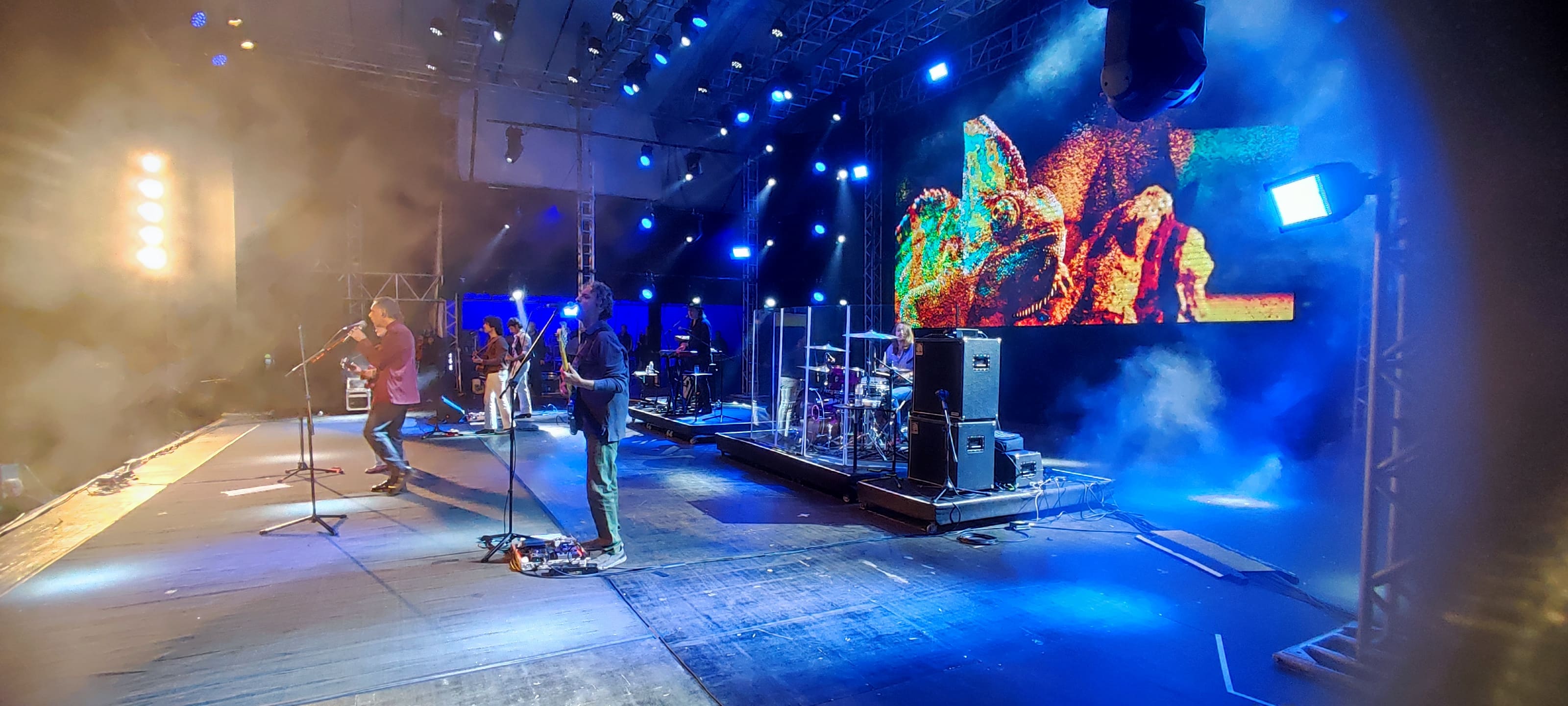 Quando Arnaldo está em cena, a energia transborda do palco.