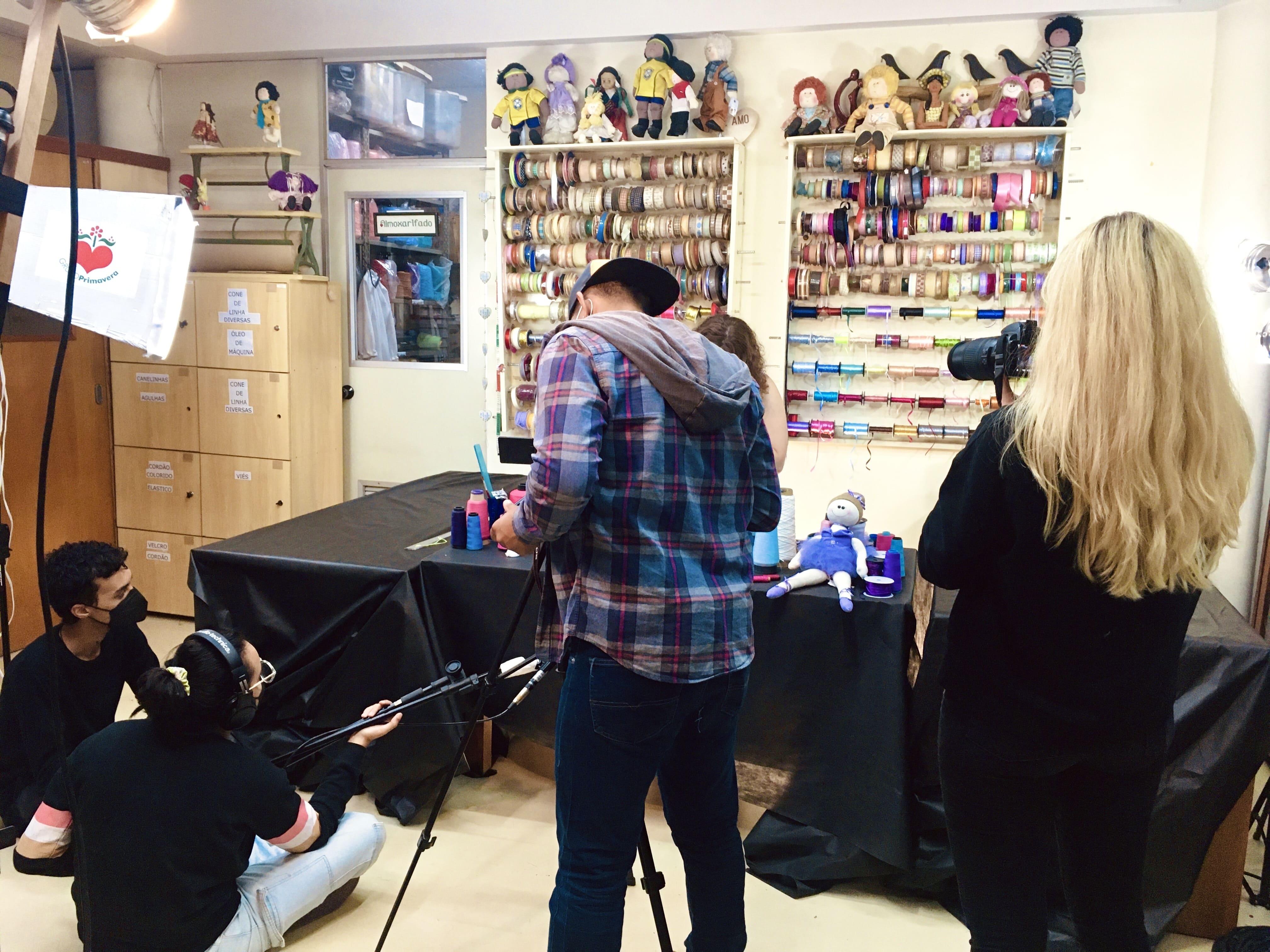 Por trás das câmeras, mãos e mentes costuram saberes com criatividade e propósito.