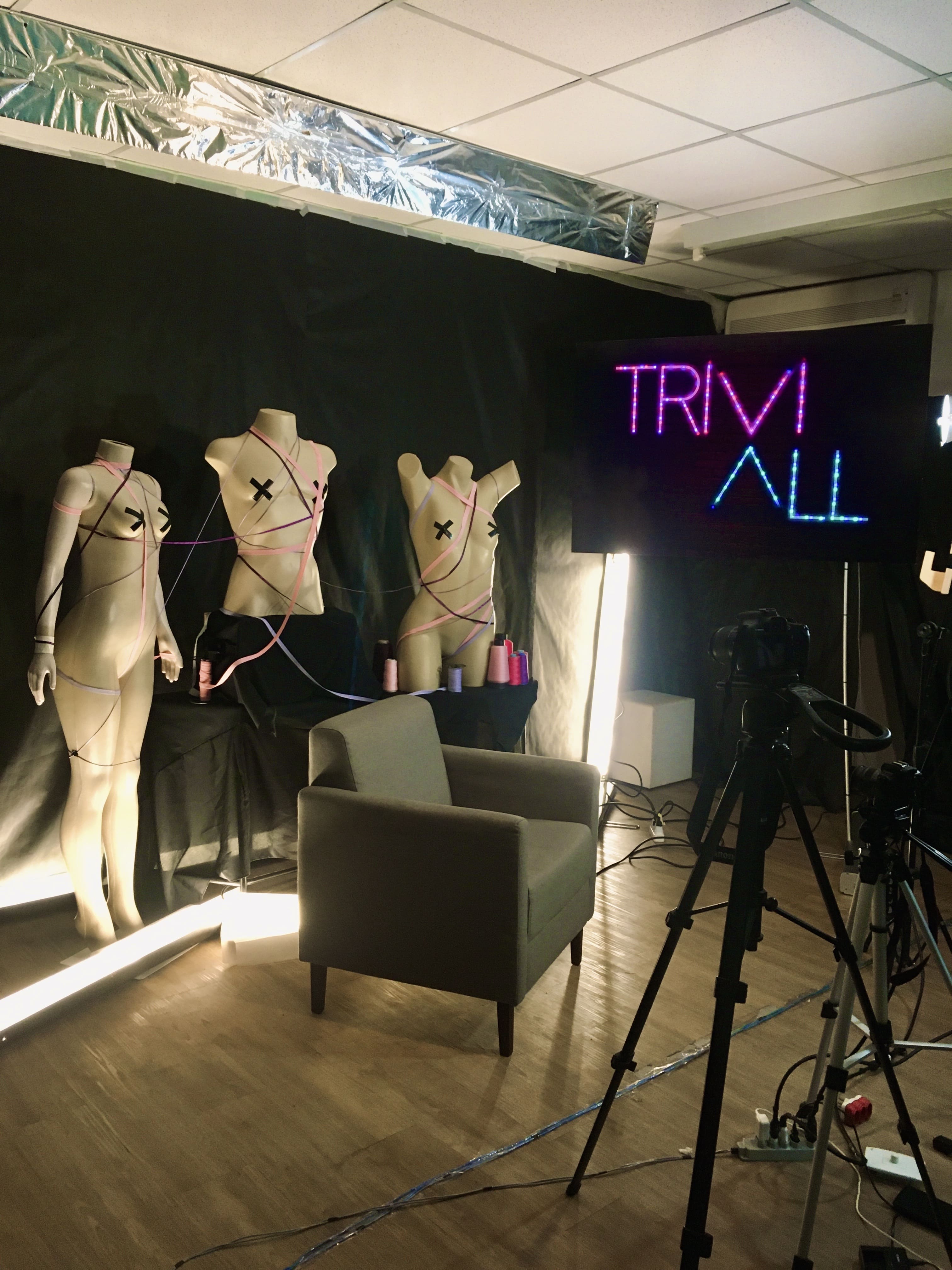 Entre manequins e fios, o cenário se transforma em espaço para depoimentos.